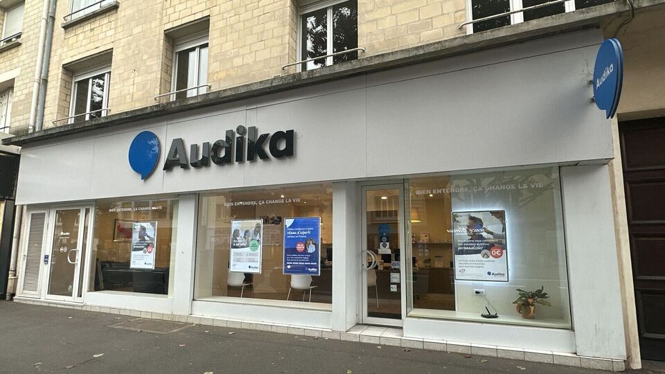 Devanture et vitrine de l'audioprothésiste Audika à Caen