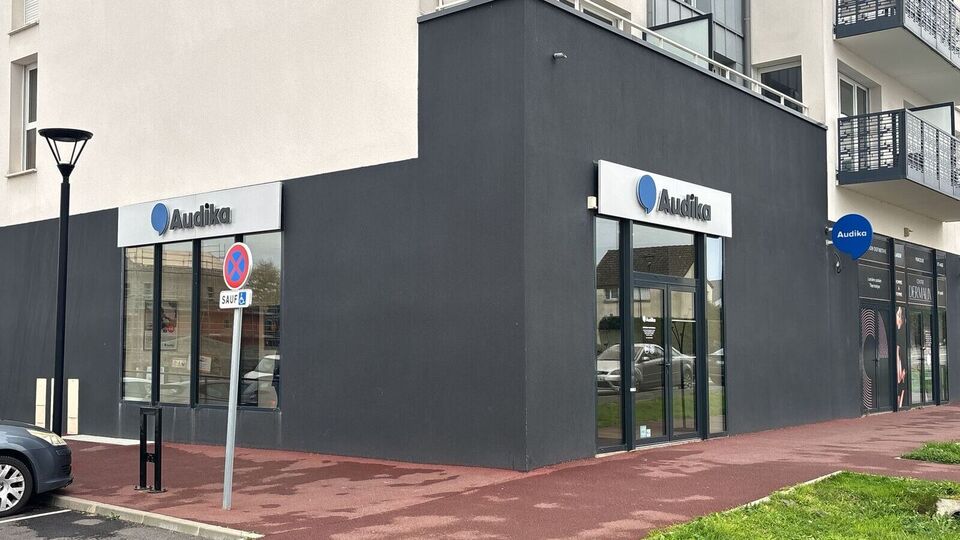 Devanture et vitrine de l'audioprothésiste Audika à Carpiquet