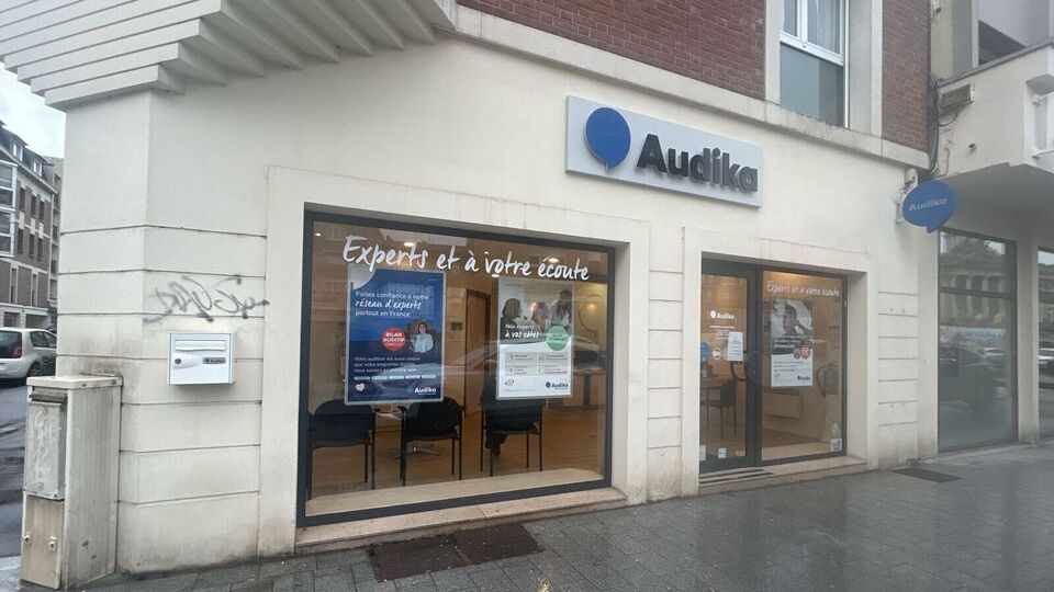Devanture et vitrine de l'audioprothésiste Audika à Cambrai