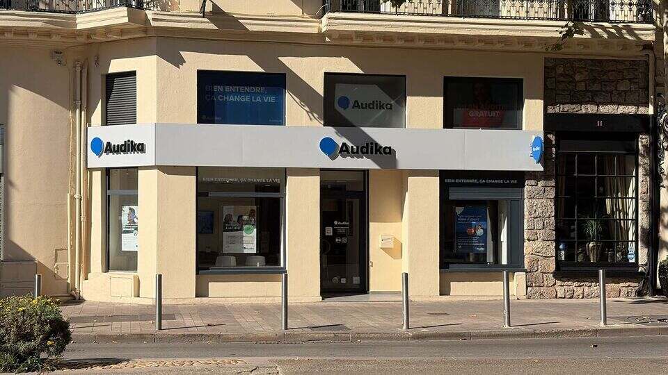 Devanture et vitrine de l'audioprothésiste Audika à Cannes