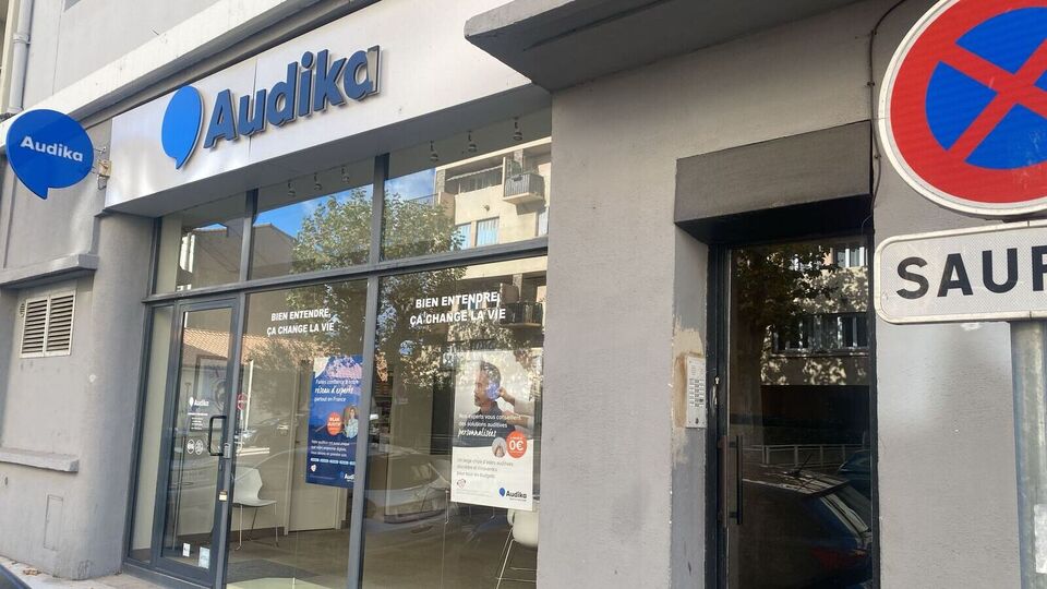 Devanture et vitrine de l'audioprothésiste Audika à Carcassonne
