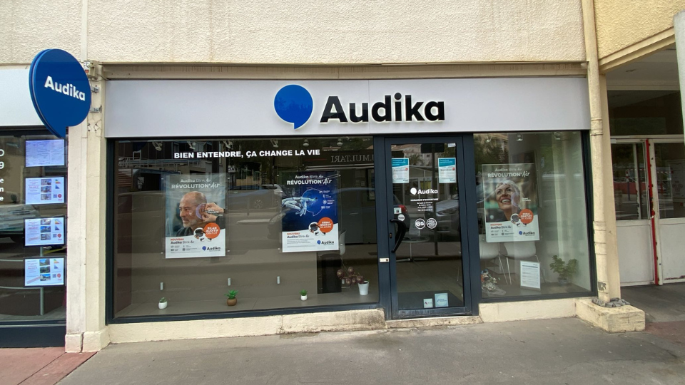 devanture centre auditif audika carros