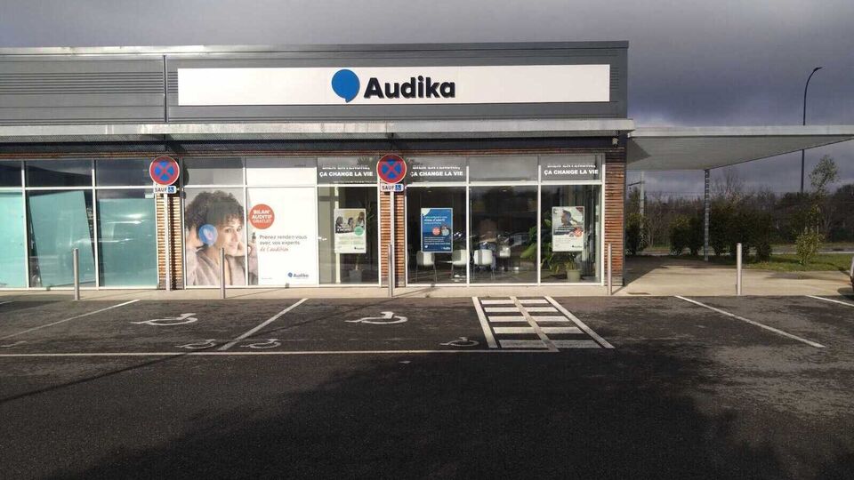 Devanture et vitrine de l'audioprothésiste Audika à Caussade