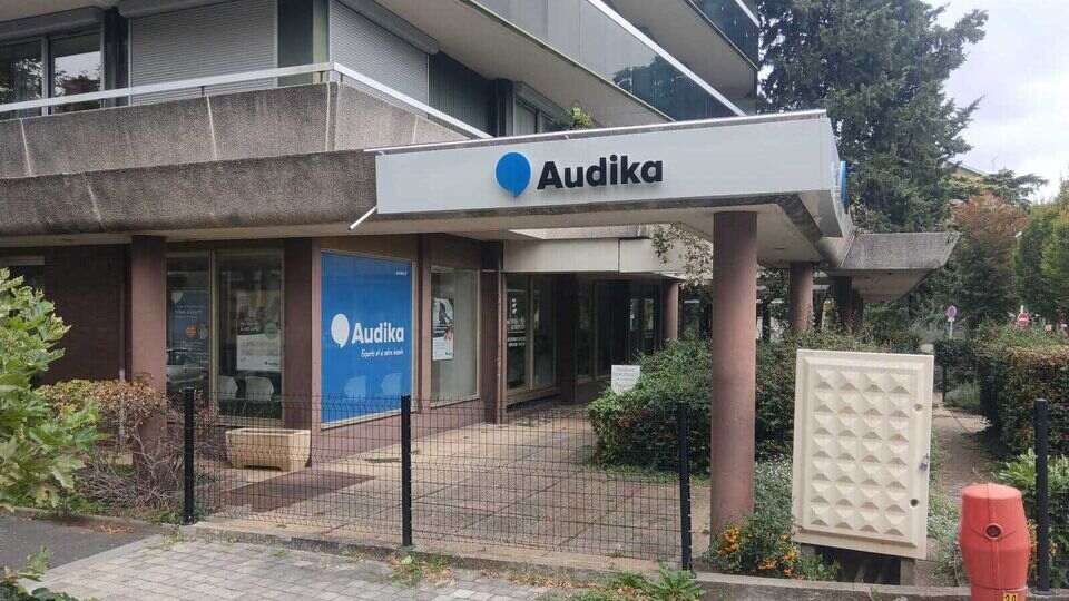 Devanture et vitrine de l'audioprothésiste Audika à Chamalières