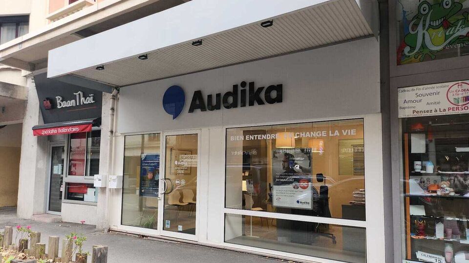 Devanture et vitrine de l'audioprothésiste Audika à Chambéry