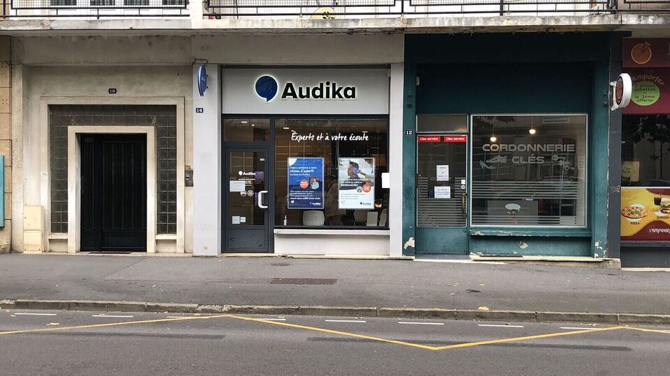 Devanture et vitrine de l'audioprothésiste Audika à Charleville-Mézières