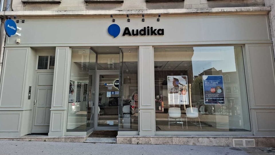 Devanture et vitrine de l'audioprothésiste Audika à Compiègne