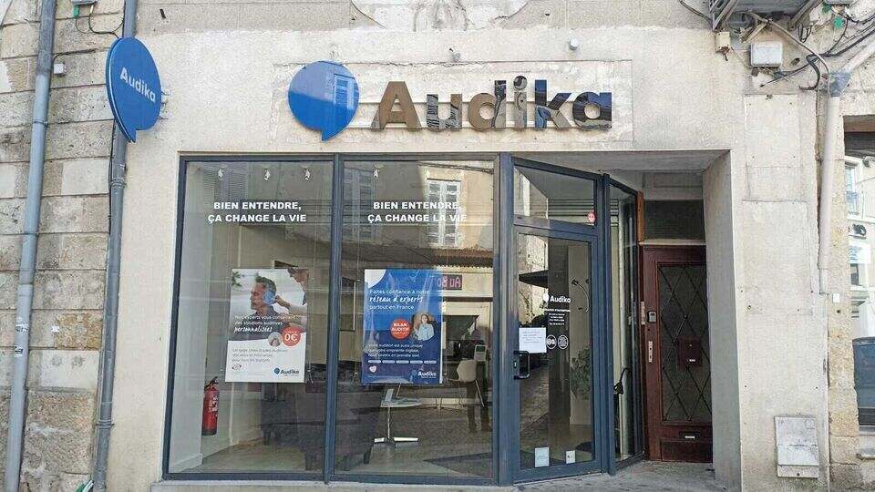 Devanture et vitrine de l'audioprothésiste Audika à Condom