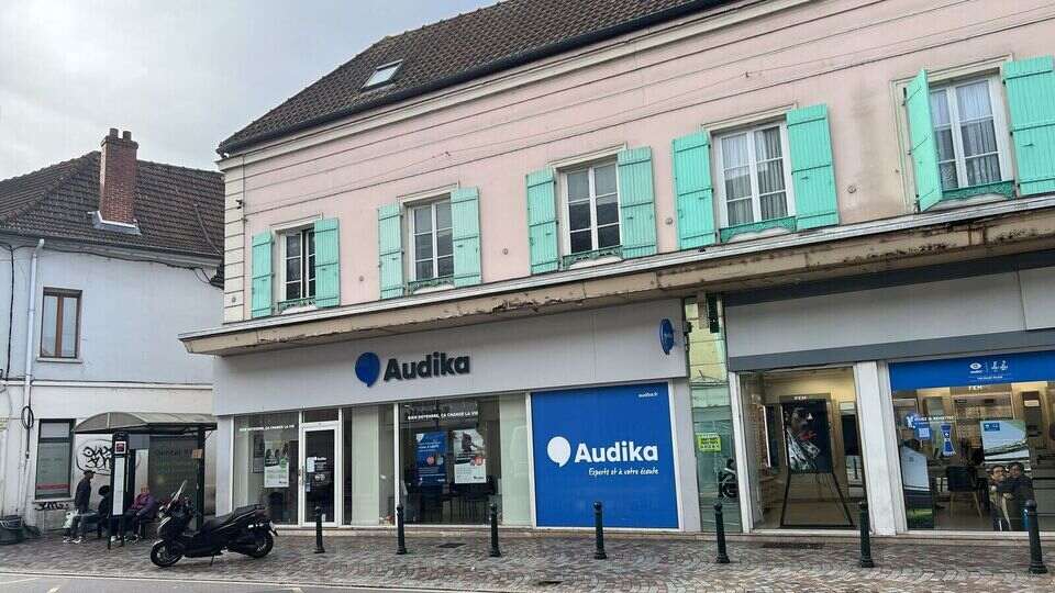 Devanture et vitrine de l'audioprothésiste Audika à Corbeil-Essonnes