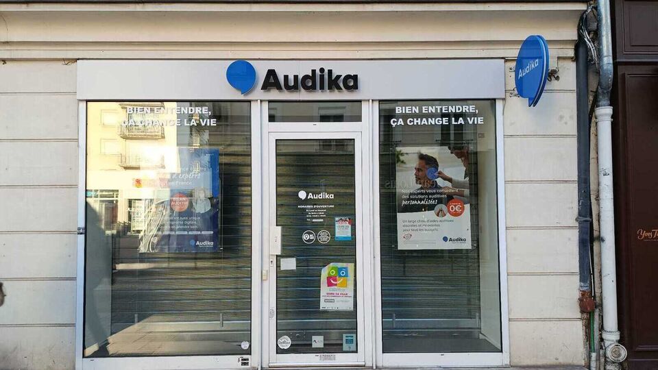 Devanture et vitrine de l'audioprothésiste Audika à Courbevoie