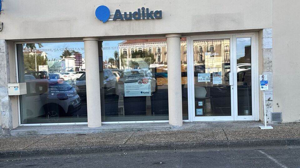 Devanture et vitrine de l'audioprothésiste Audika à Dax