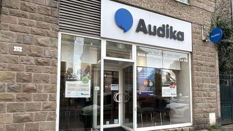 Devanture et vitrine de l'audioprothésiste Audika à Dinan