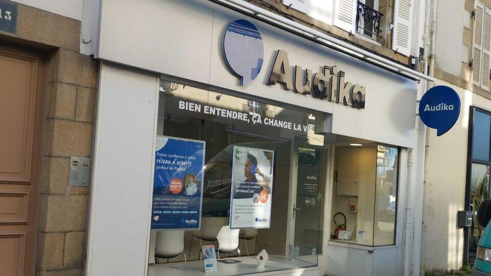 Devanture et vitrine de l'audioprothésiste Audika à Douarnenez