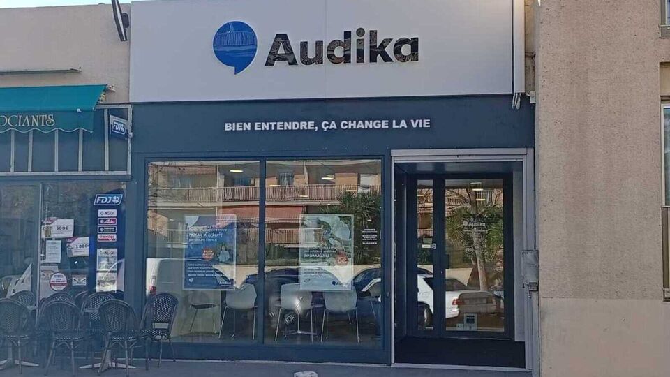 Devanture et vitrine de l'audioprothésiste Audika à Draguignan
