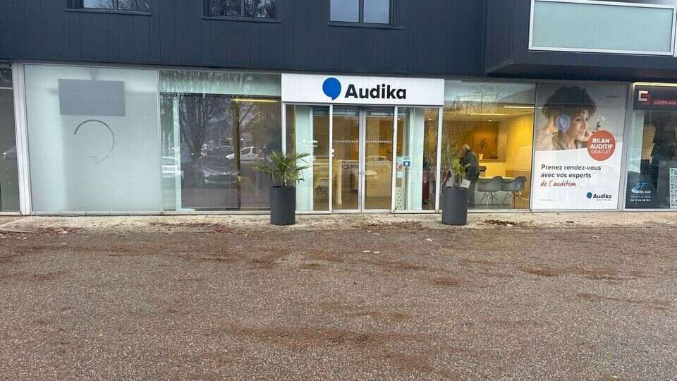 Devanture et vitrine de l'audioprothésiste Audika à Drumettaz Clarafond