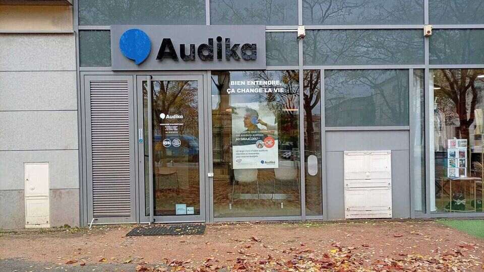 Devanture et vitrine de l'audioprothésiste Audika à Ecully