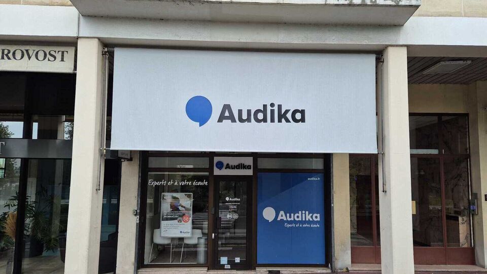 Devanture et vitrine de l'audioprothésiste Audika à Enghien-les-Bains