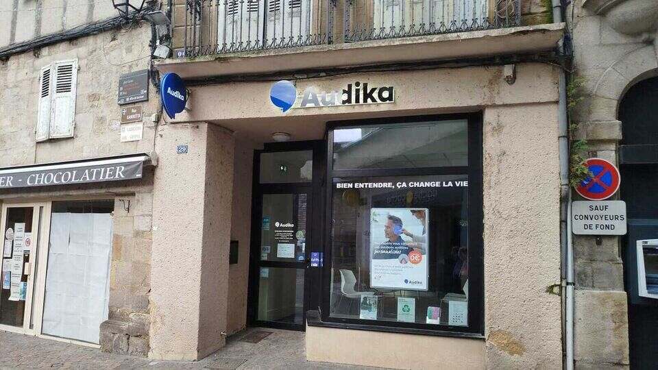 Devanture et vitrine de l'audioprothésiste Audika à Figeac