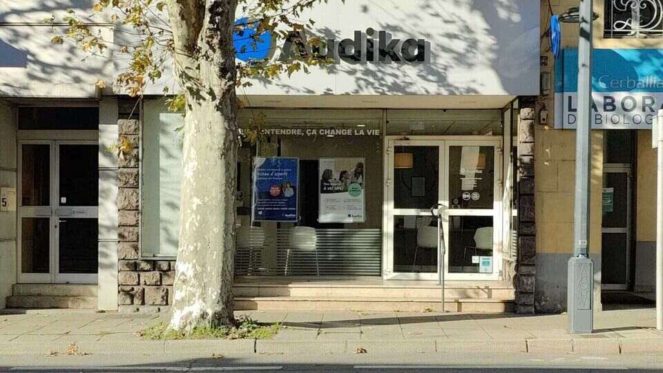 Devanture et vitrine de l'audioprothésiste Audika à Gap Gare