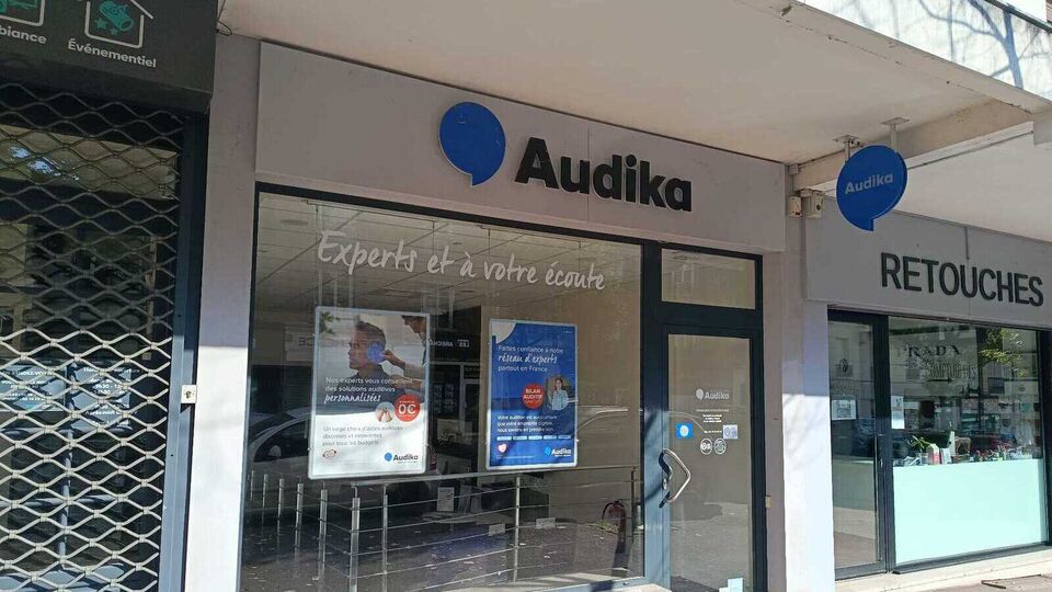 Devanture et vitrine de l'audioprothésiste Audika à Garches