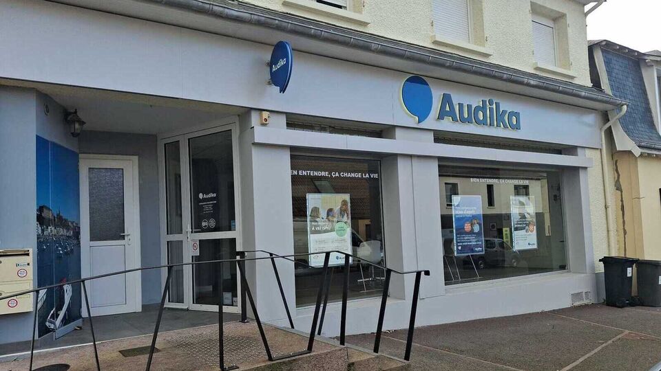 Devanture et vitrine de l'audioprothésiste Audika à Donville-les-Bains