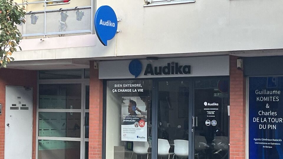 Devanture et vitrine de l'audioprothésiste Audika à Issy-les-Moulineaux