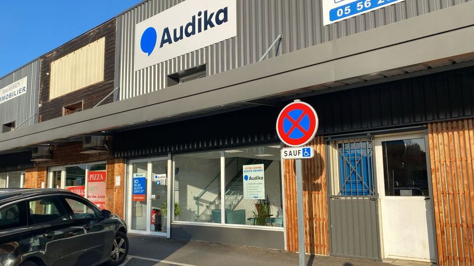 Devanture et vitrine de l'audioprothésiste Audika à La Brede