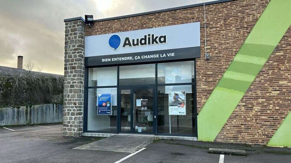 Devanture et vitrine de l'audioprothésiste Audika à La Ferte Mace