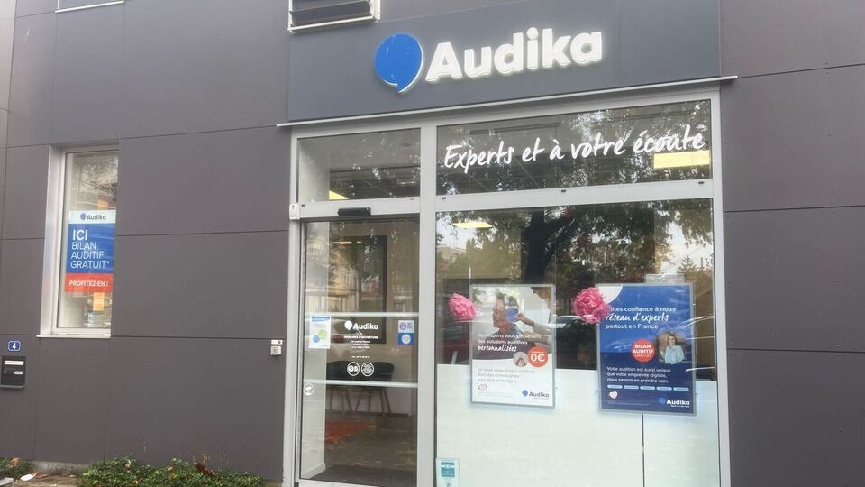 Devanture et vitrine de l'audioprothésiste Audika à La Roche sur Yon, Place de Vendée