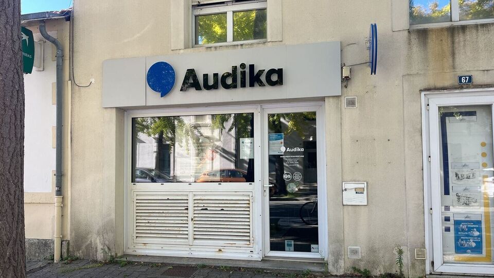 Devanture et vitrine de l'audioprothésiste Audika à La Rochelle Coligny