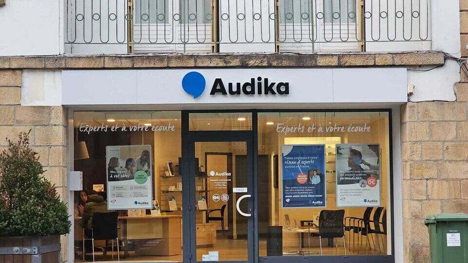 Devanture et vitrine de l'audioprothésiste Audika à Landerneau