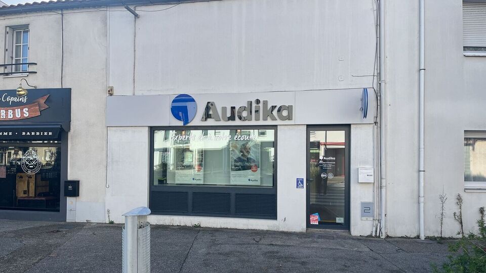 Devanture et vitrine de l'audioprothésiste Audika à Les Sorinières