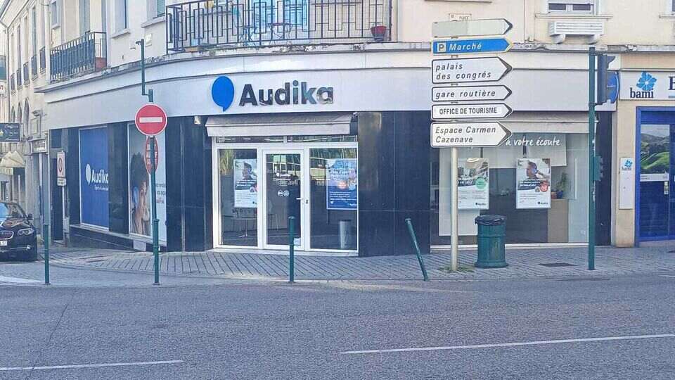 Devanture et vitrine de l'audioprothésiste Audika à Lourdes