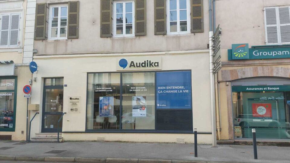 Devanture et vitrine de l'audioprothésiste Audika à Macon