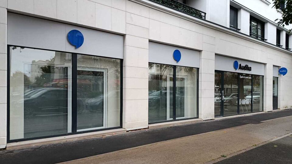 Devanture et vitrine de l'audioprothésiste Audika à Maisons-Alfort