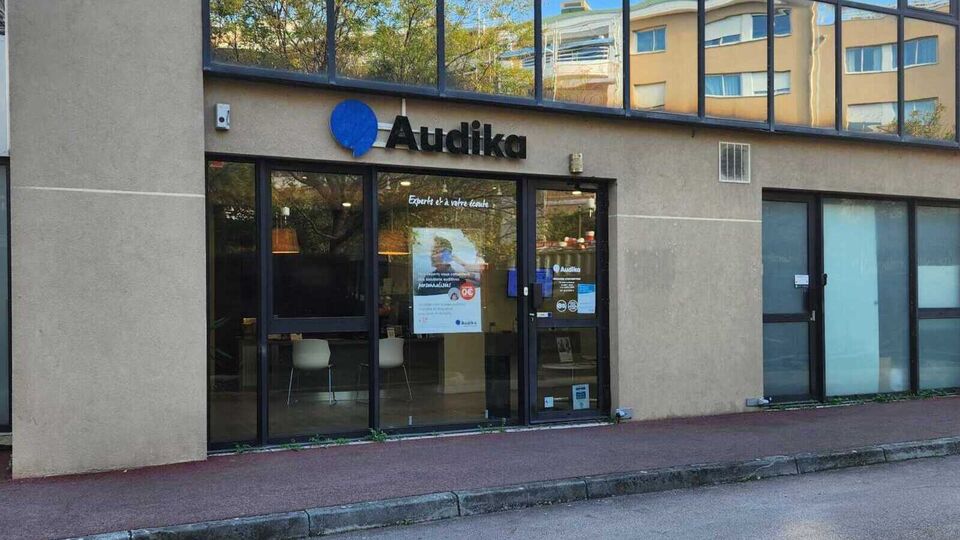 Devanture et vitrine de l'audioprothésiste Audika à Marseille Haïfa, Hermès Park