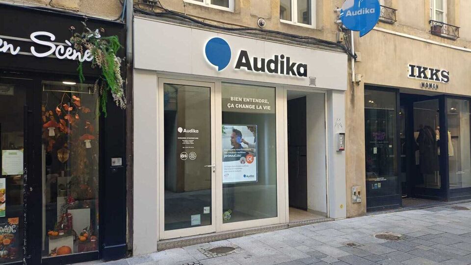 Devanture et vitrine de l'audioprothésiste Audika à Metz, En Bonne Ruelle