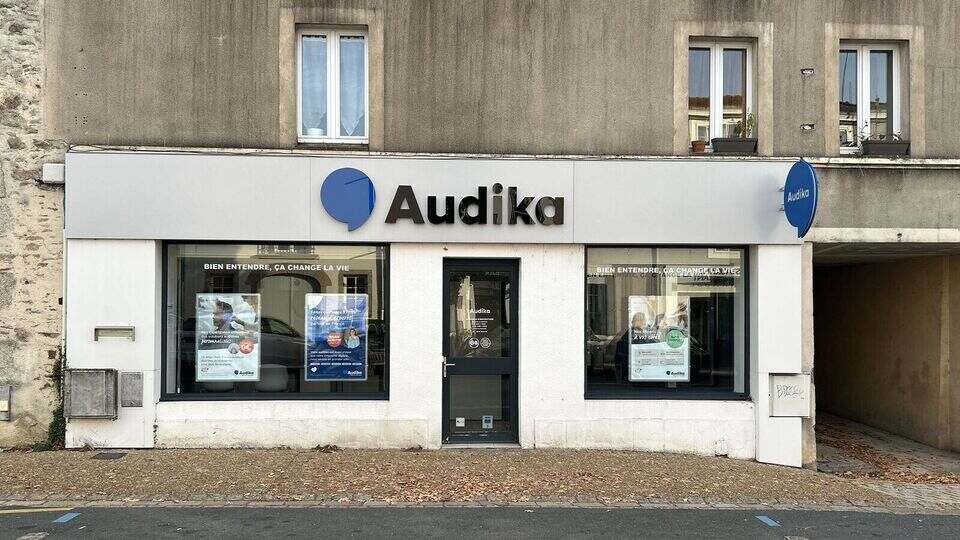 Devanture et vitrine de l'audioprothésiste Audika à Montaigu