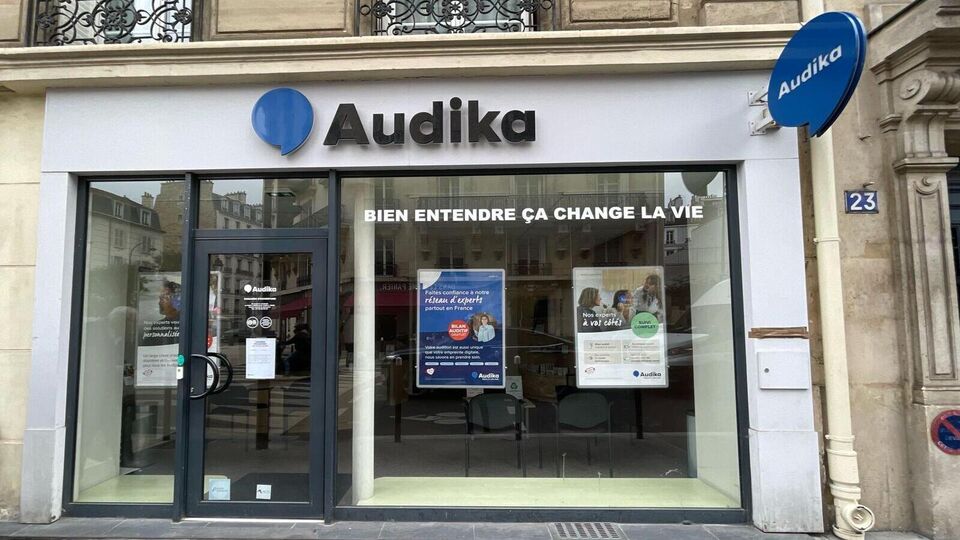 Devanture et vitrine de l'audioprothésiste Audika à Neuilly-sur-Seine