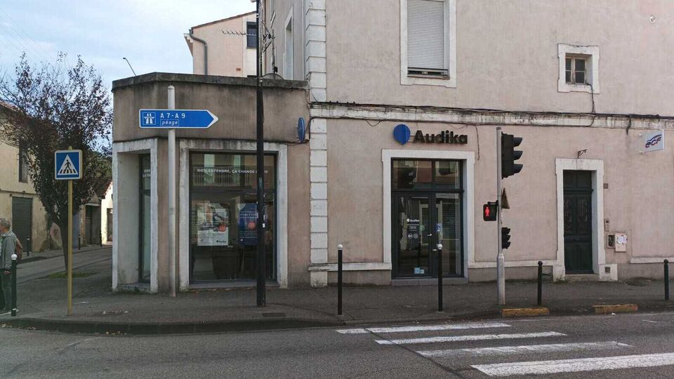 Devanture et vitrine de l'audioprothésiste Audika à Orange