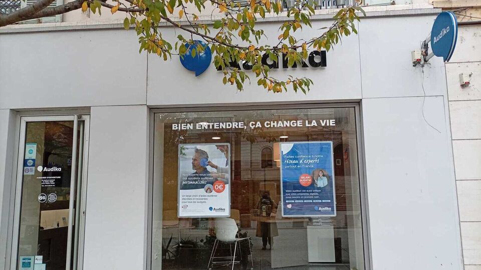 Devanture et vitrine de l'audioprothésiste Audika à Oullins