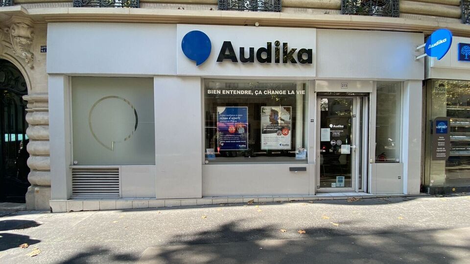 Devanture et vitrine de l'audioprothésiste Audika à Paris Gambetta
