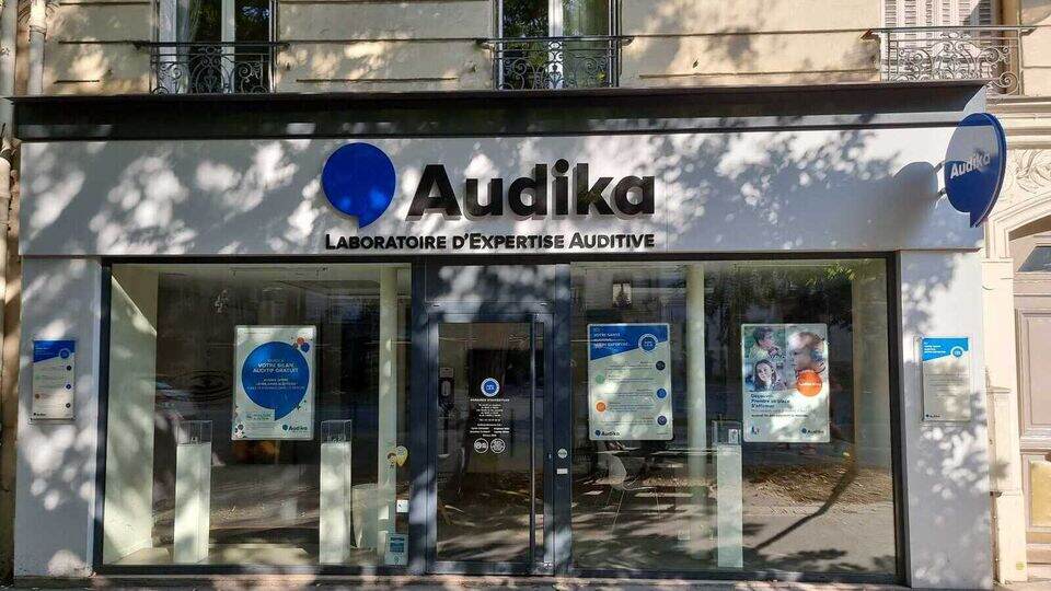 Devanture et vitrine de l'audioprothésiste Audika à Paris Gobelins