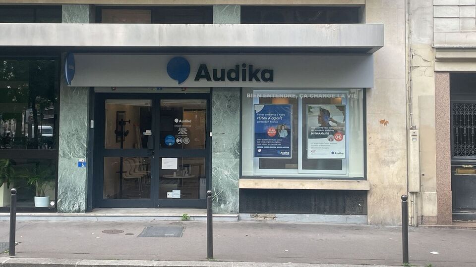 Devanture et vitrine de l'audioprothésiste Audika à Paris Picpus