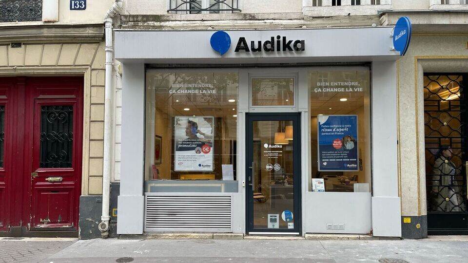 Devanture et vitrine de l'audioprothésiste Audika à Paris Port Royal
