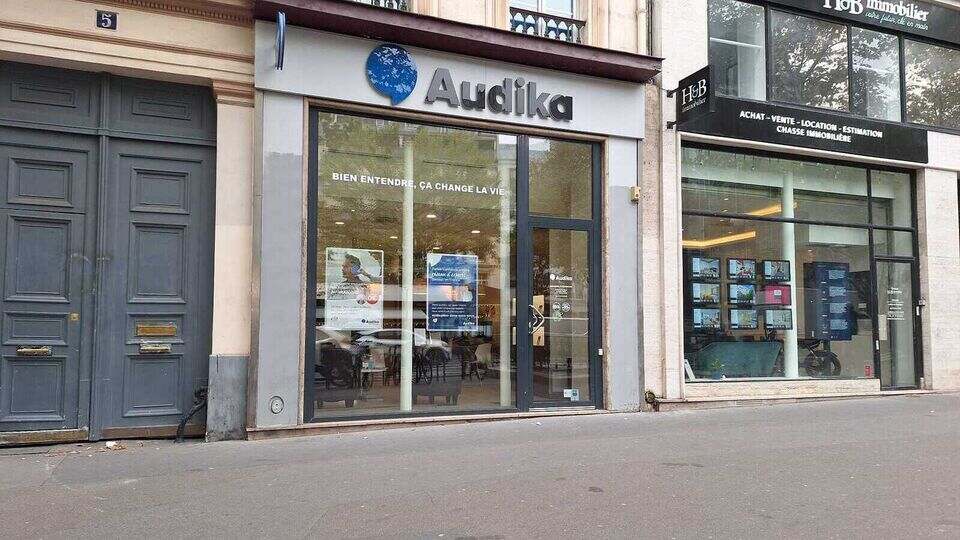 Devanture et vitrine de l'audioprothésiste Audika à Paris République