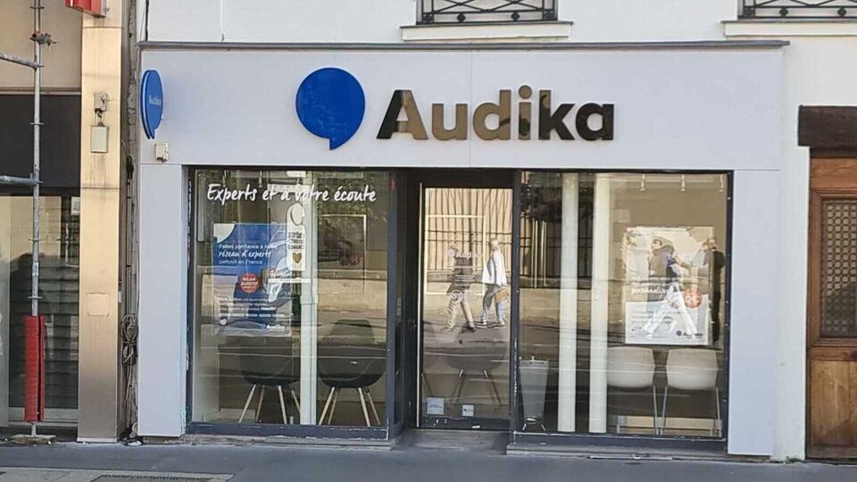 Devanture et vitrine de l'audioprothésiste Audika à Paris Rue de Sèvres