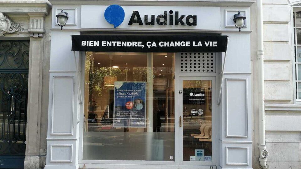 Devanture et vitrine de l'audioprothésiste Audika à Paris Ternes Wagram