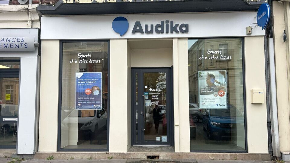 Devanture et vitrine de l'audioprothésiste Audika à Peronne
