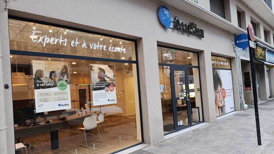 Devanture et vitrine de l'audioprothésiste Audika à Perpignan